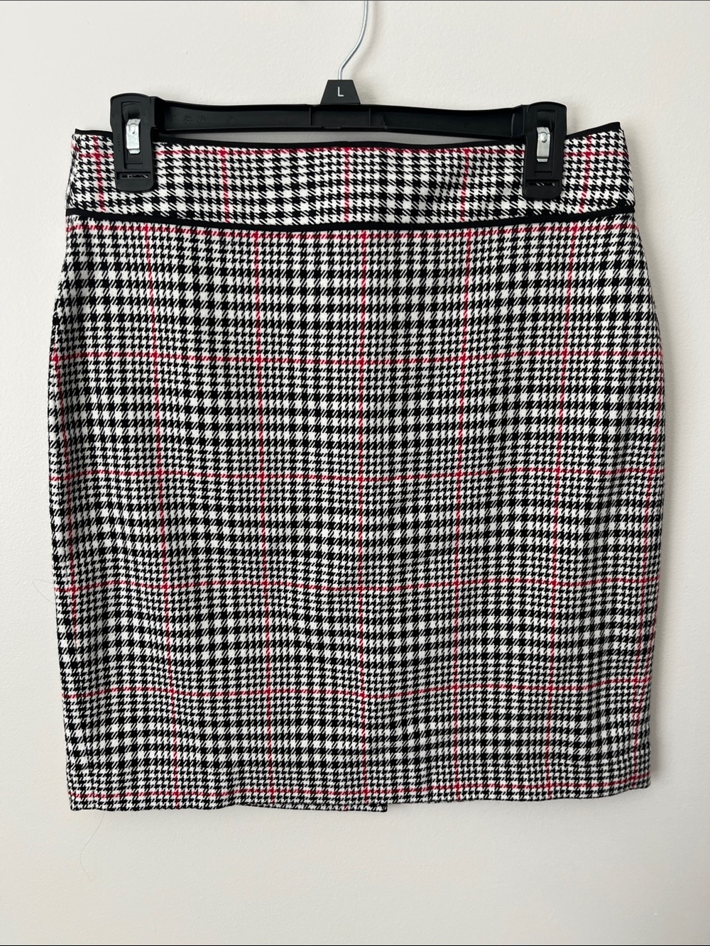 Classic Houndstooth Pencil Skirt with Red Accents